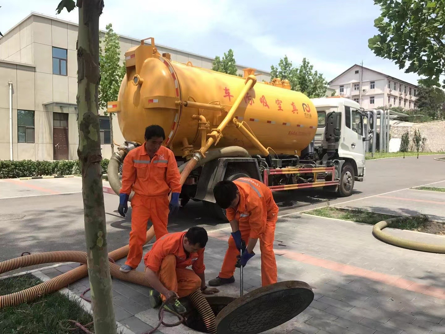 灵石化粪池清理与5-8吨吸粪车施工效率分析